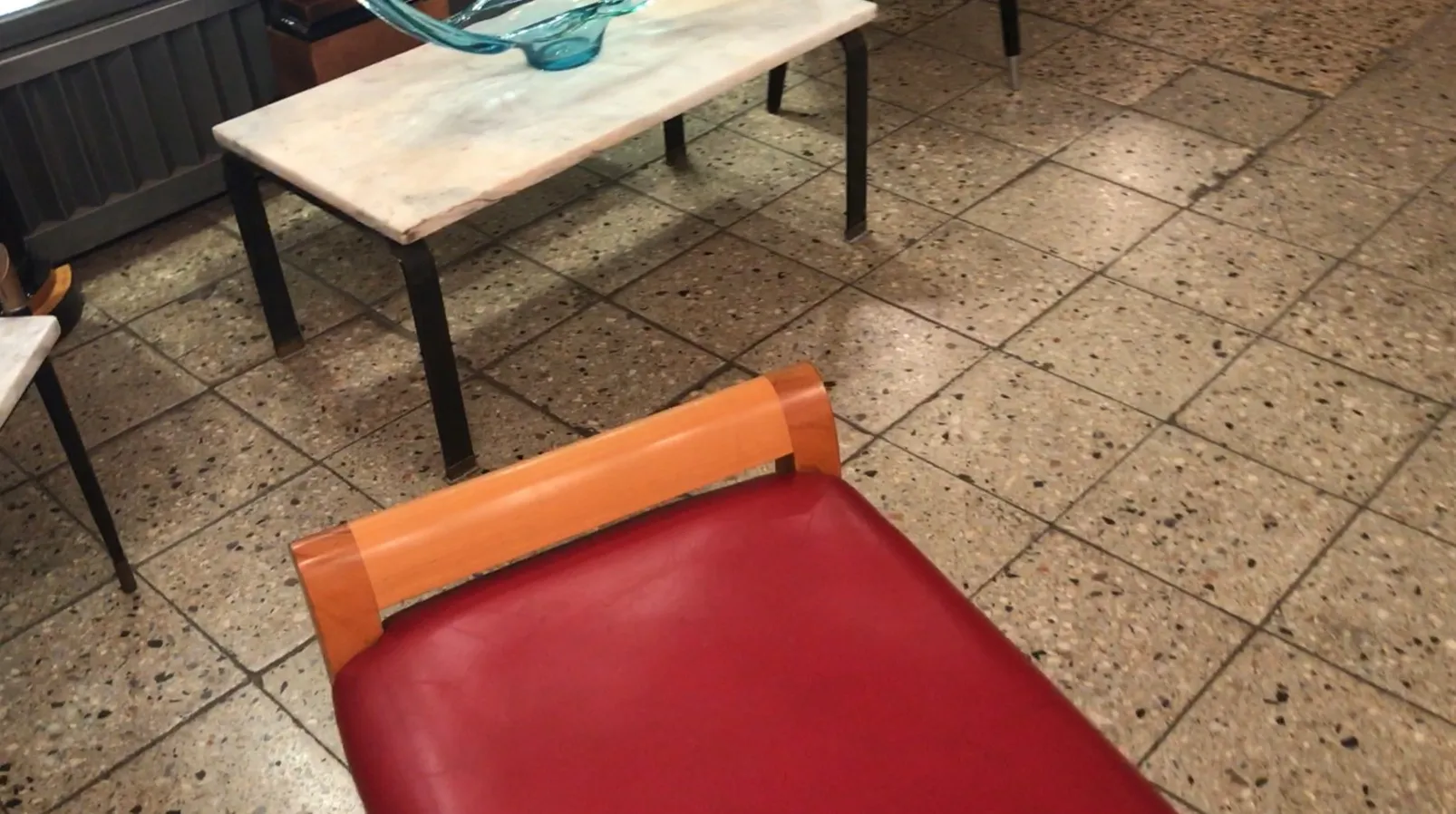 sgabello antico rosso con dettagli in legno, ambiente da pranzo