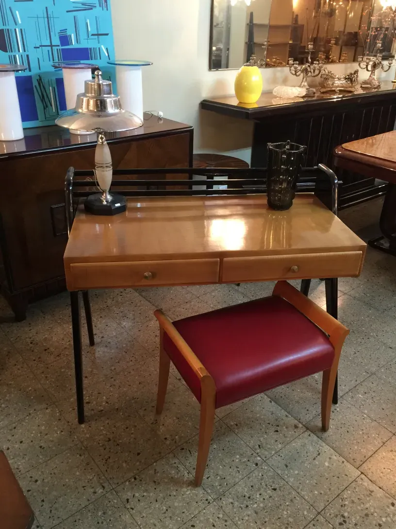 sgabello antico con dettagli morbidi e struttura elegante in un ambiente vintage