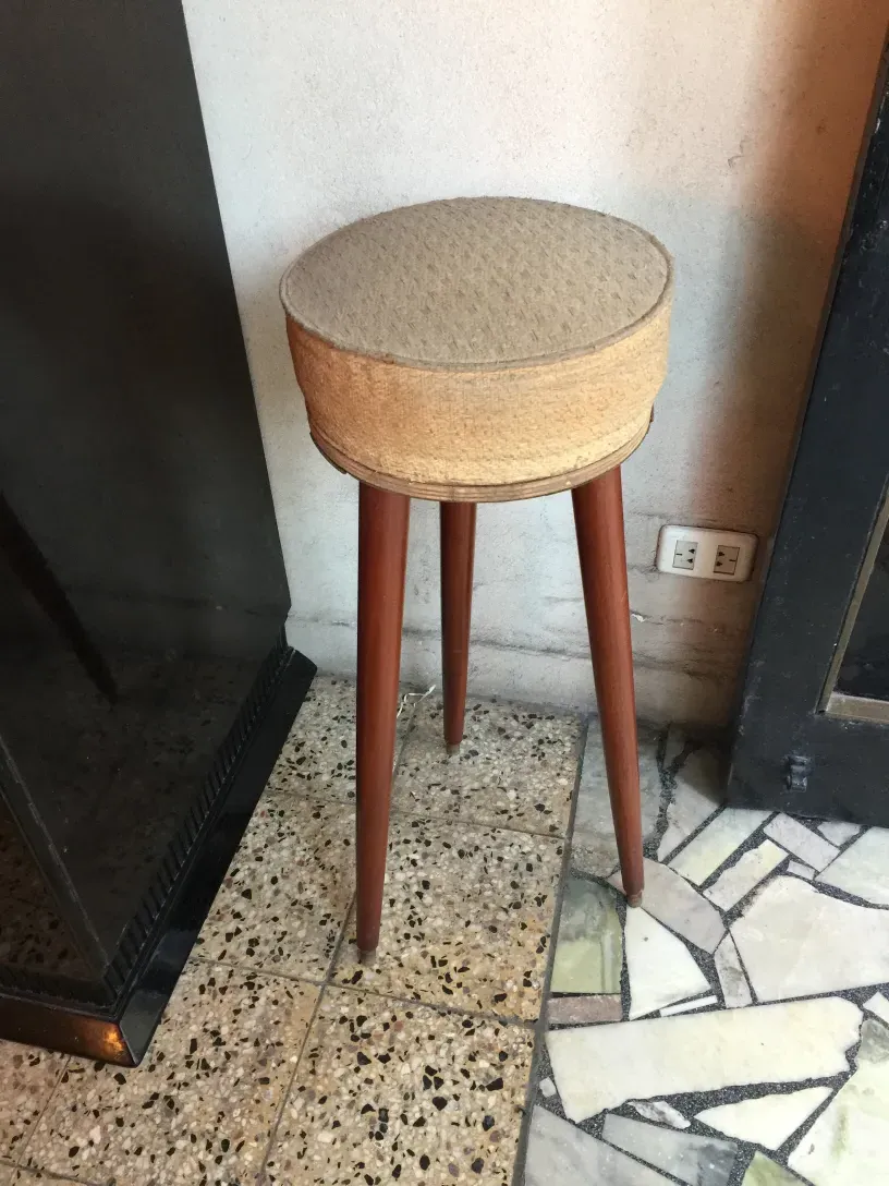 sgabello antico con gambe in legno e seduta rotonda, ambiente classico