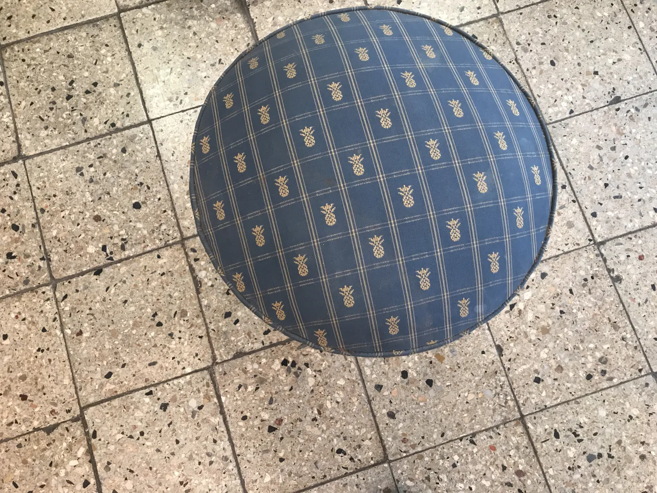 sgabello circolare antico con rivestimento blu a motivo ananas