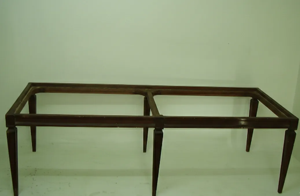 sgabello antico con gambe inclinate e design classico