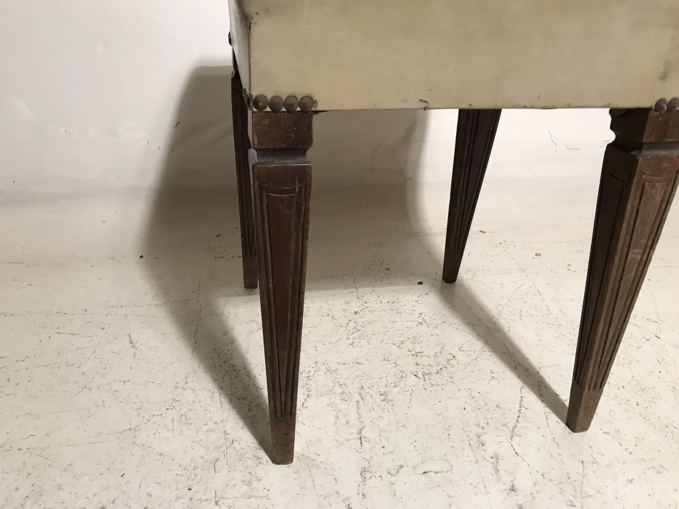 sgabello antico con gambe intagliate