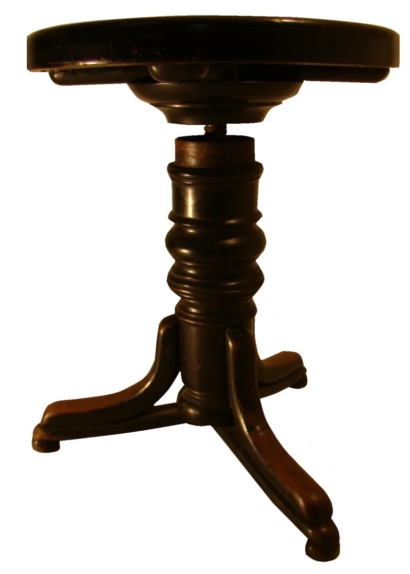 Sgabello antico thonet con design classico e base robusta, ambiante elegante