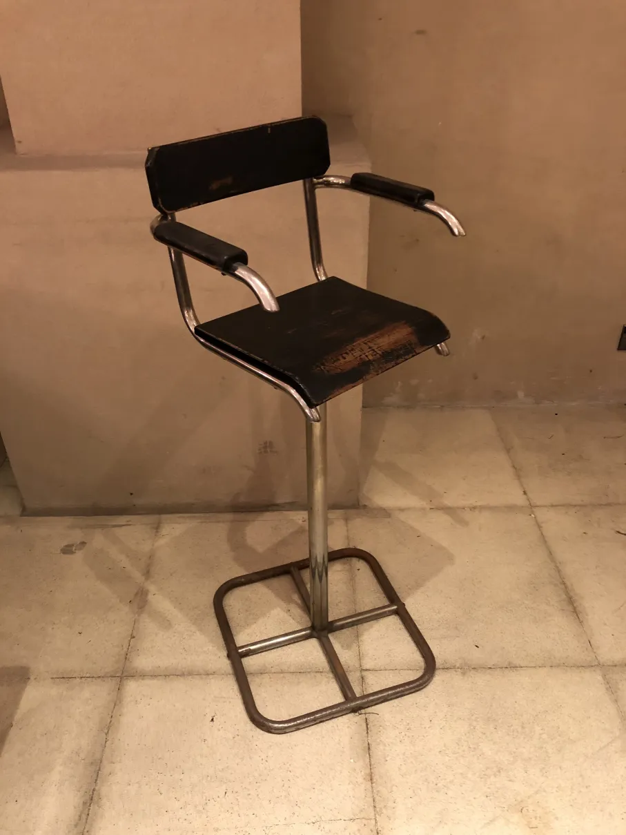 Sedia antica con braccioli, necessaria restaurazione in un ambiente accogliente.