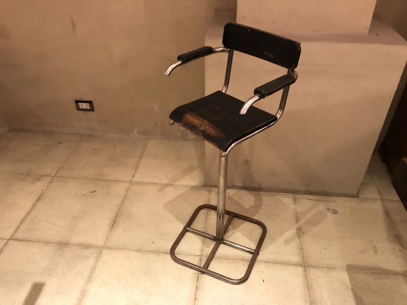 sedia antica Brehuer con design classico in ambiente neutro