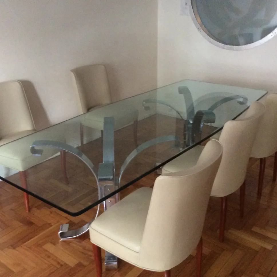 一组10把古董椅子叠放，现代风格，装饰性，在简单的环境中。