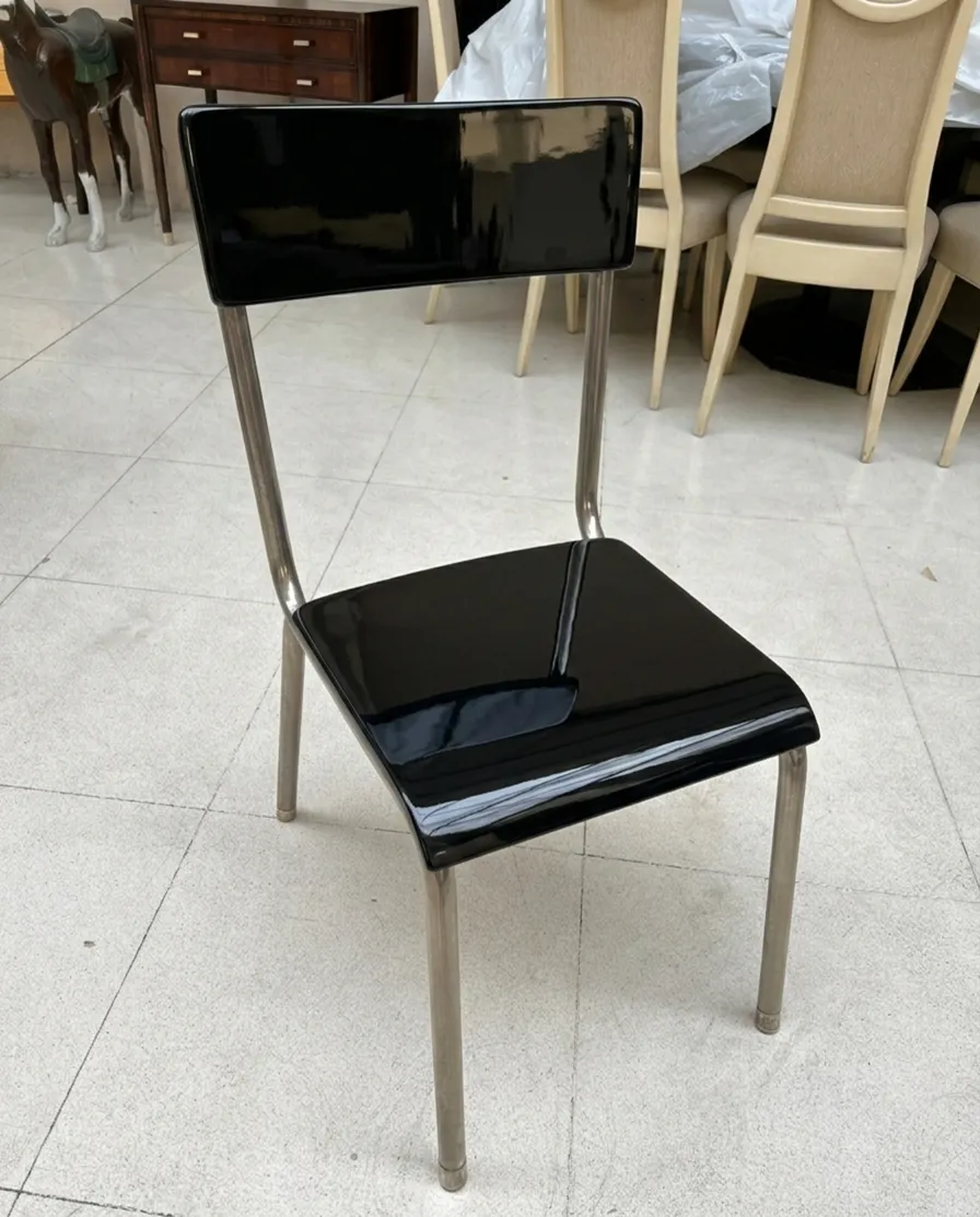 四把古董Bauhaus椅子在中性背景下。