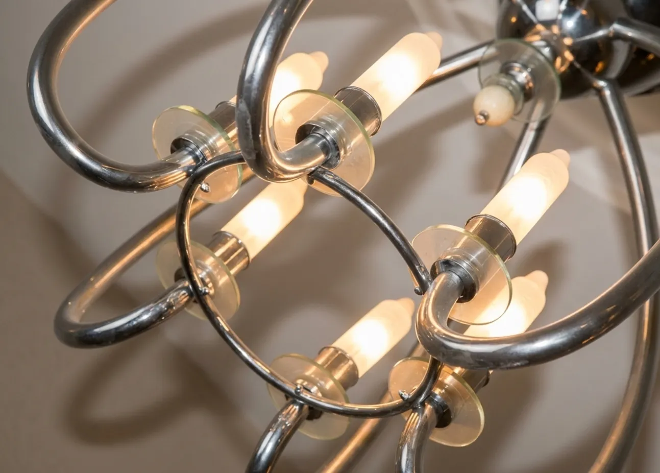 Antique hanging lamp with Art Deco design and bright lights, creating an elegant and sophisticated atmosphere.