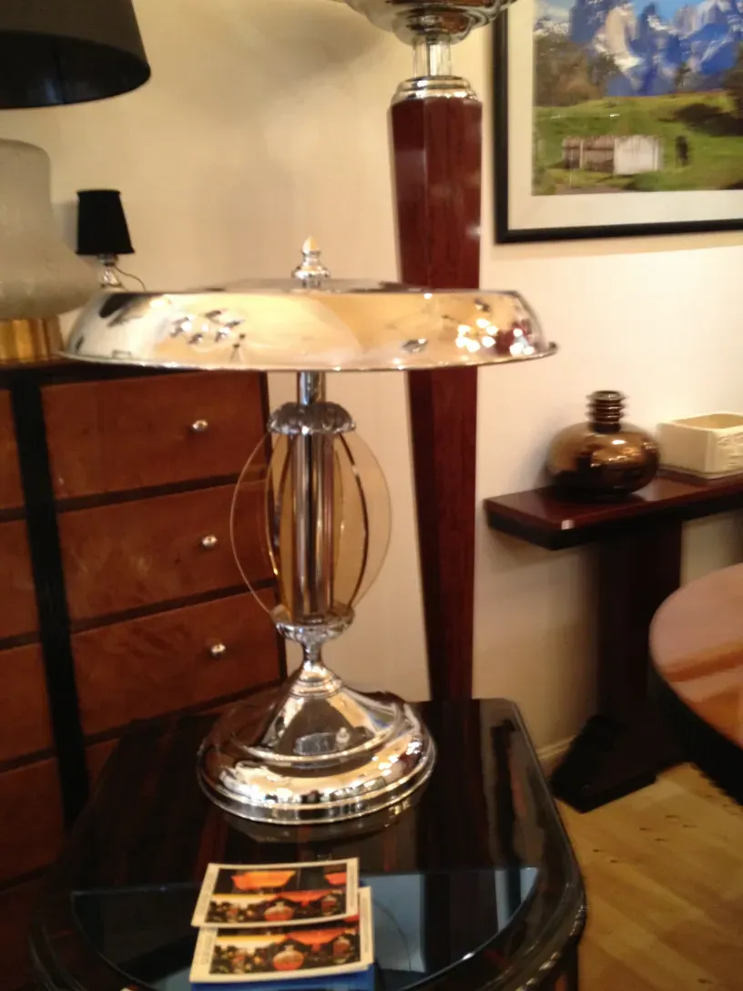 luminária de mesa com design art deco, ambiente vintage