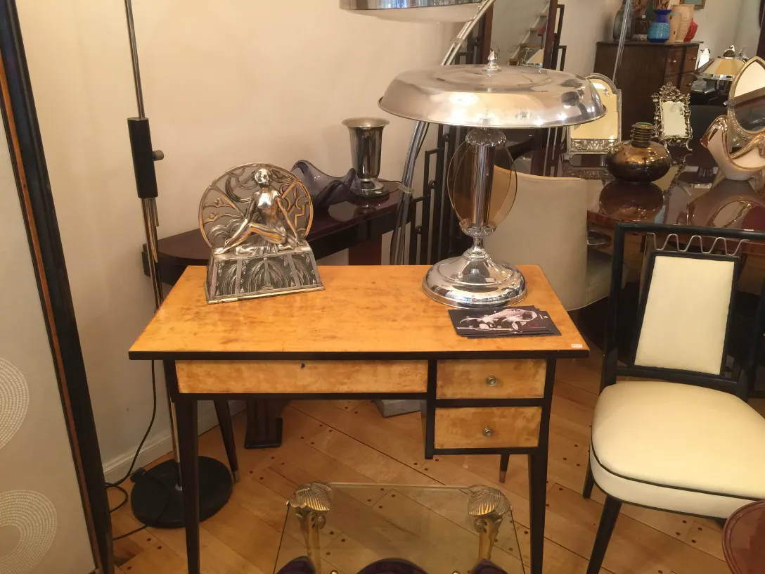 luminária de mesa antiga em um ambiente acolhedor