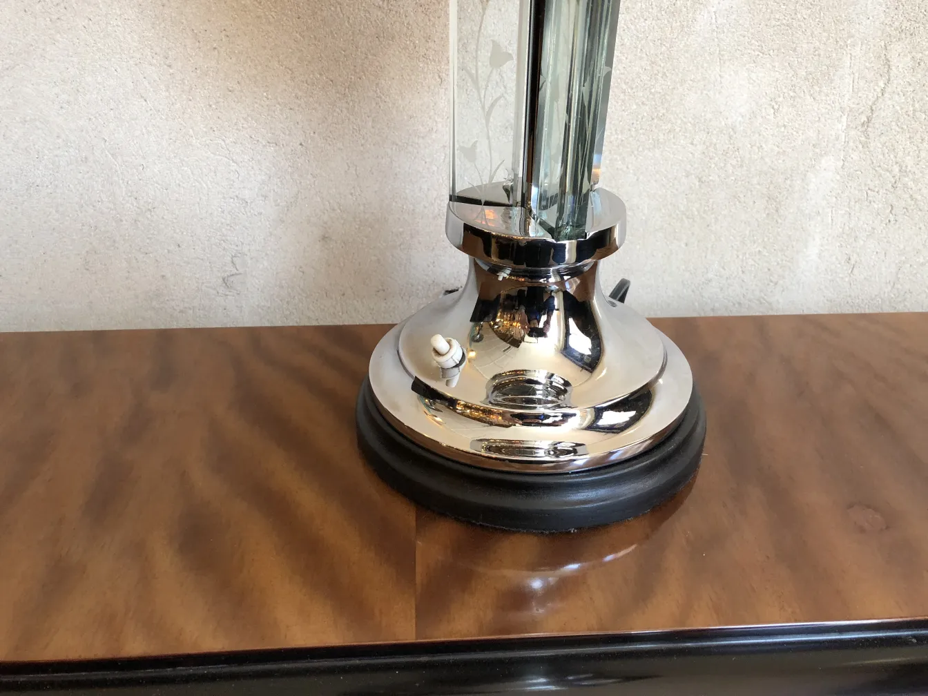 Luminária de mesa antiga no estilo art deco em uma mesa.