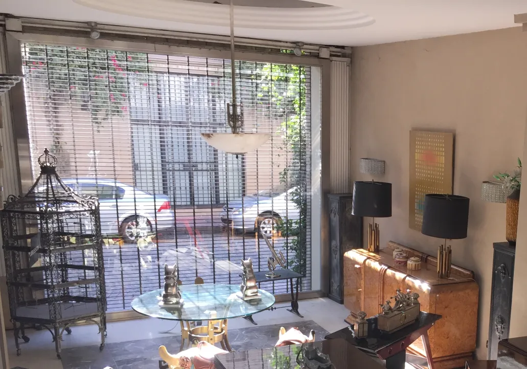 Luminária de mesa antiga art deco em um ambiente elegante