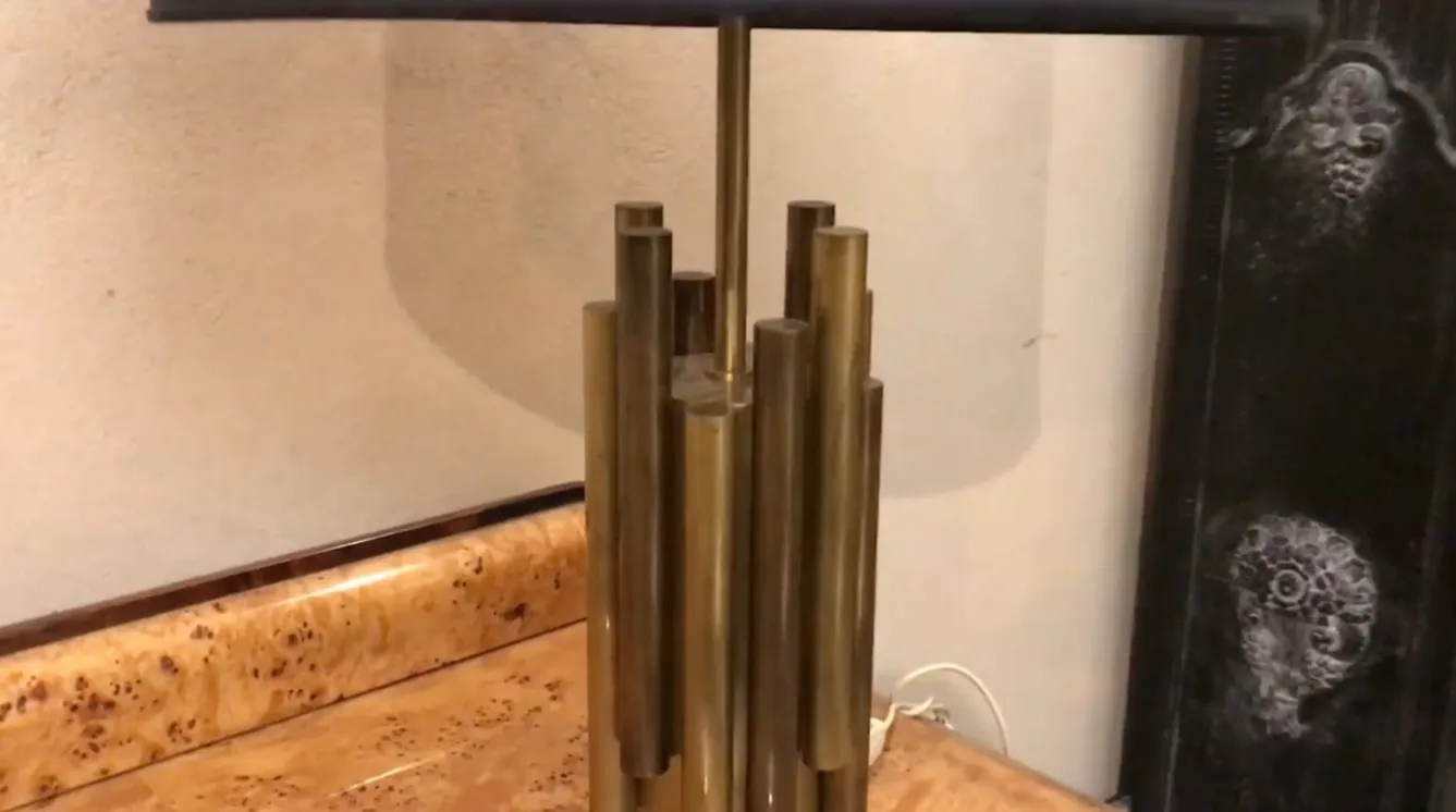 Luminária de mesa antiga em estilo art deco, ambiente acolhedor.