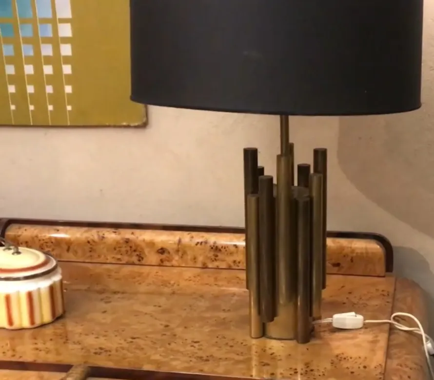 Luminária de mesa antiga com base de tubos metálicos e cúpula preta