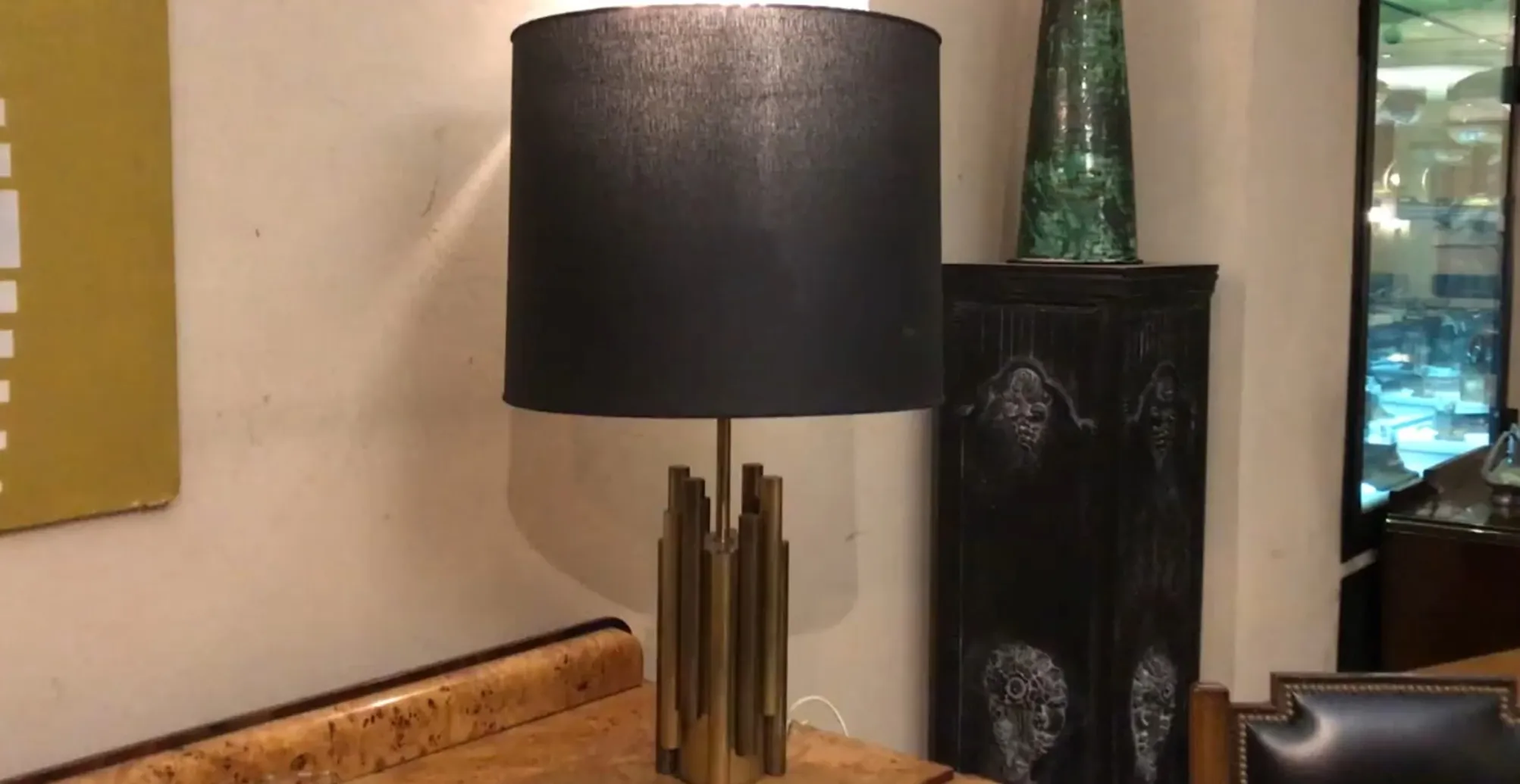 lampada de mesa antiga art deco com base dourada e cúpula escura