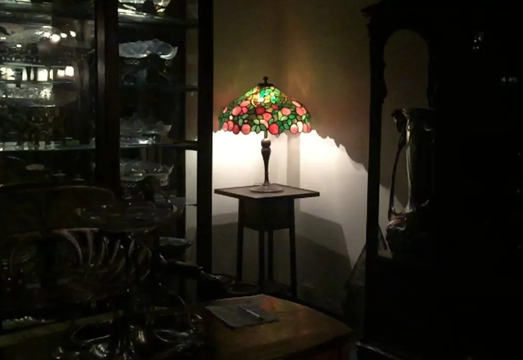 Luminária de mesa antiga com design Art Deco e cores vibrantes