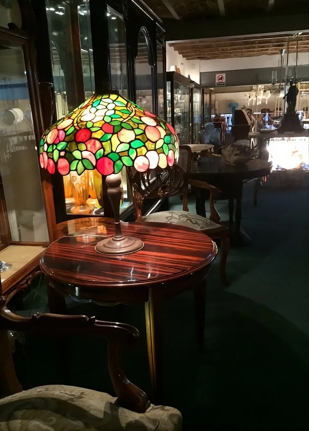 luminária de mesa antiga em estilo art deco com cúpula colorida