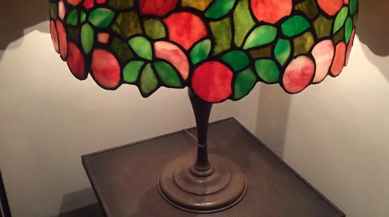 luminaria antiga de mesa art deco com cores vibrantes e detalhes florais