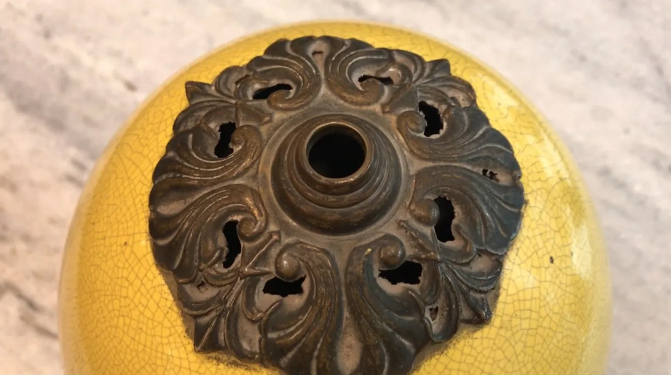 Luminária de mesa antiga em estilo art deco com detalhes decorativos