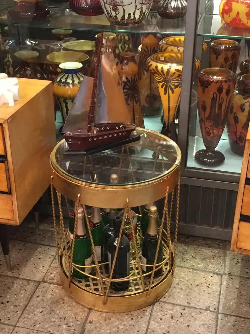 lampara de mesa antiga art deco em vitrine com outros objetos
