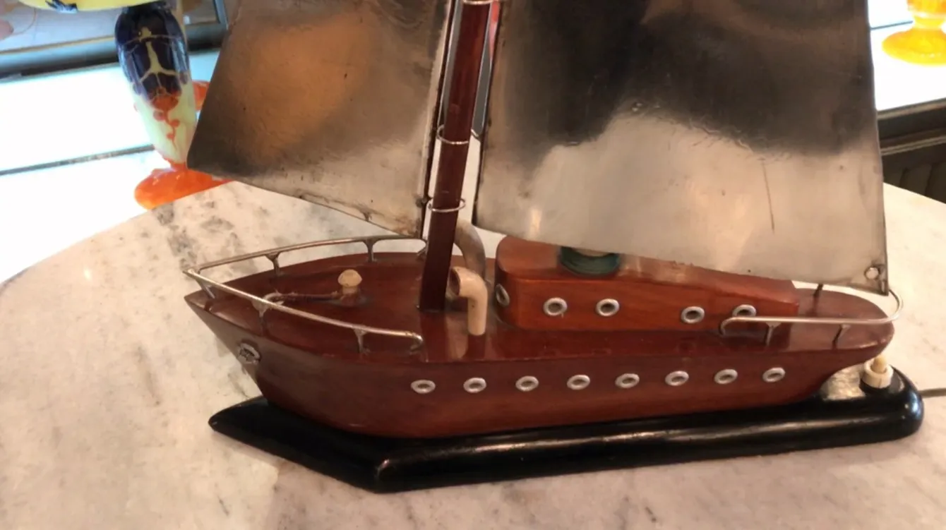 luminária de mesa antiga estilo art deco com detalhes metálicos