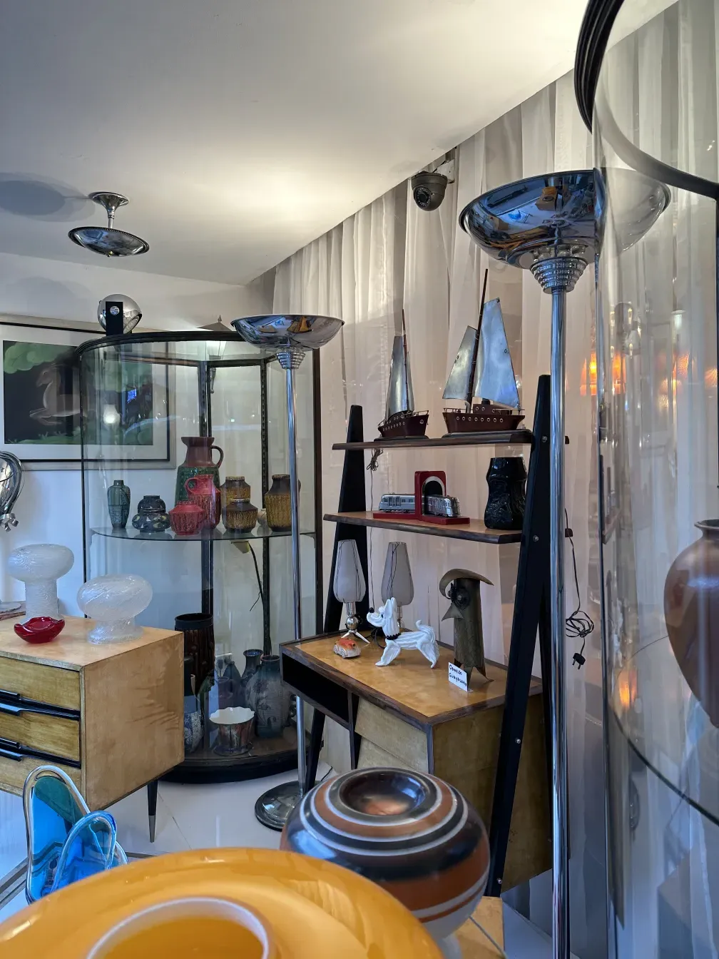 luminária de mesa antiga de estilo art déco com acabamento elegante, ambiente clássico