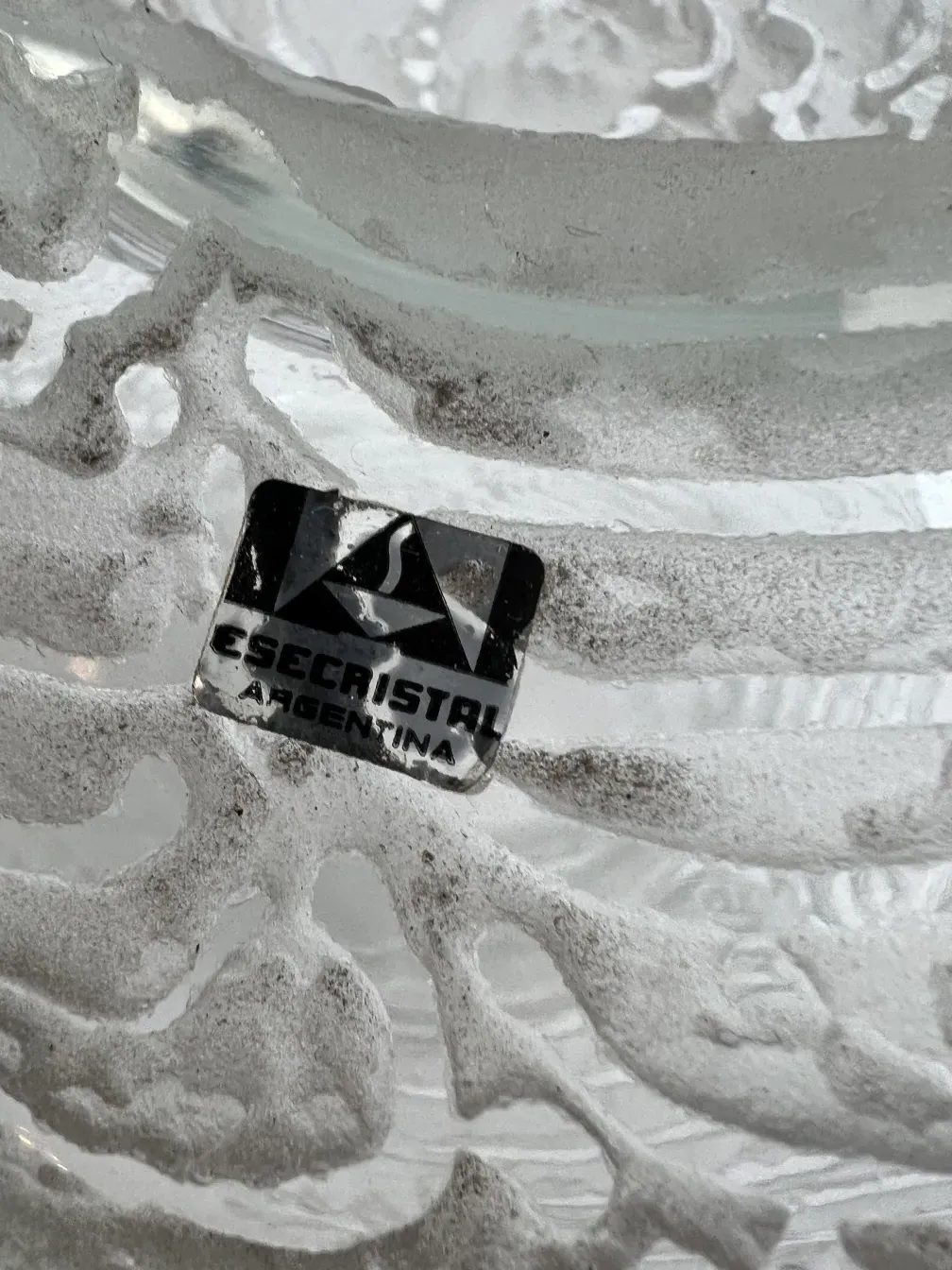 Luminária de mesa antiga com design art déco e detalhes decorativos, ambiente acolhedor.