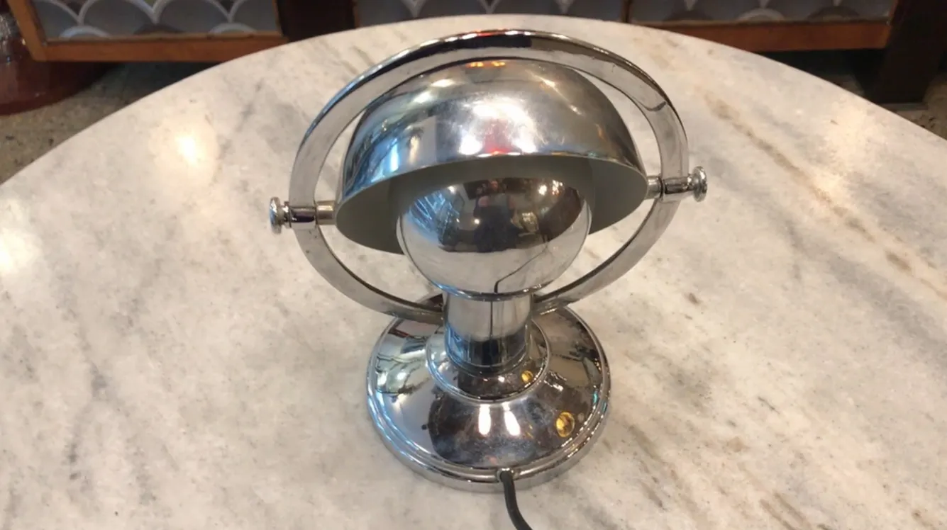antiga luminária de mesa art deco com design metálico brilhante