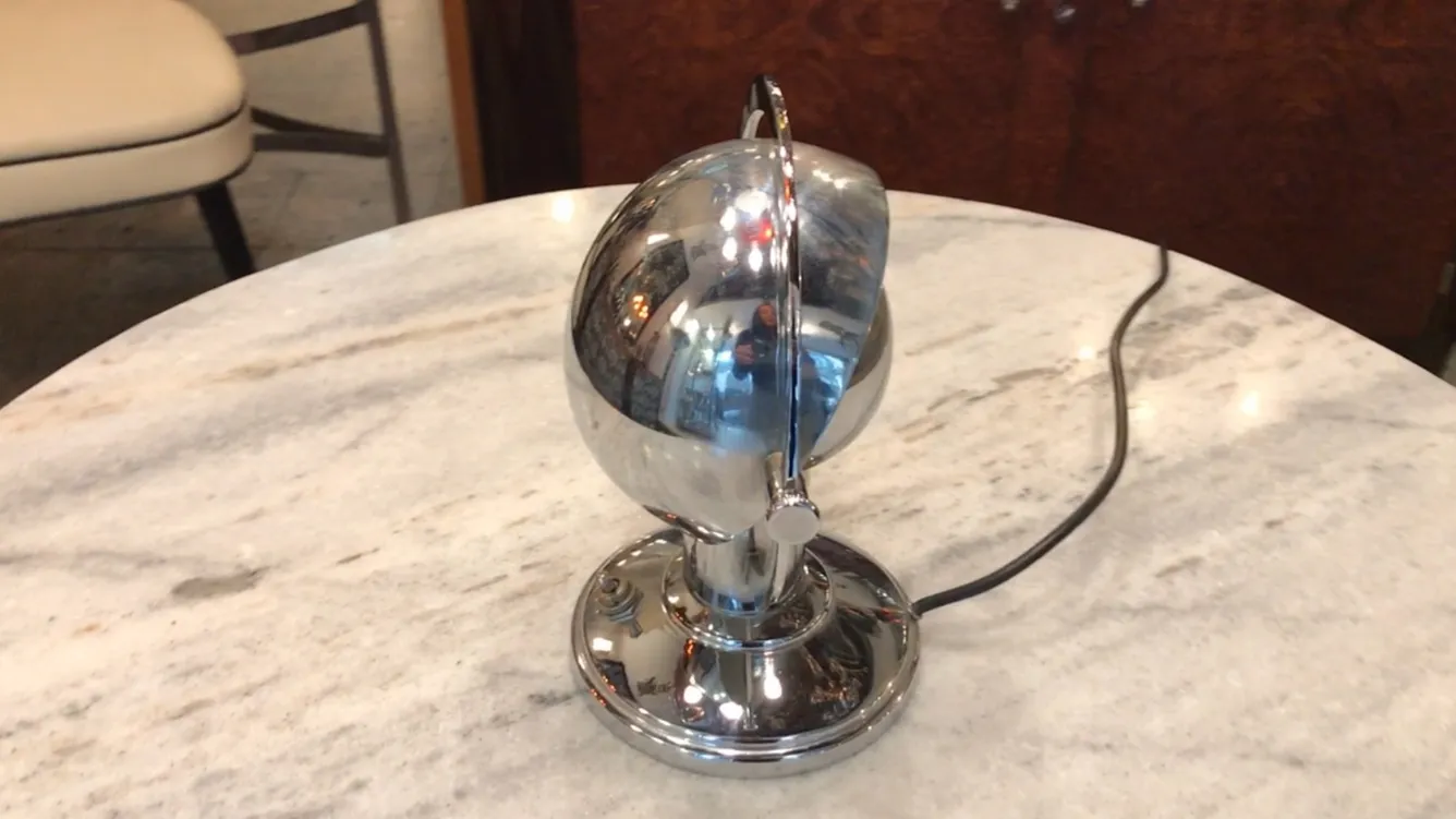 antiga luminária de mesa art deco com base brilhante, estilo retrô