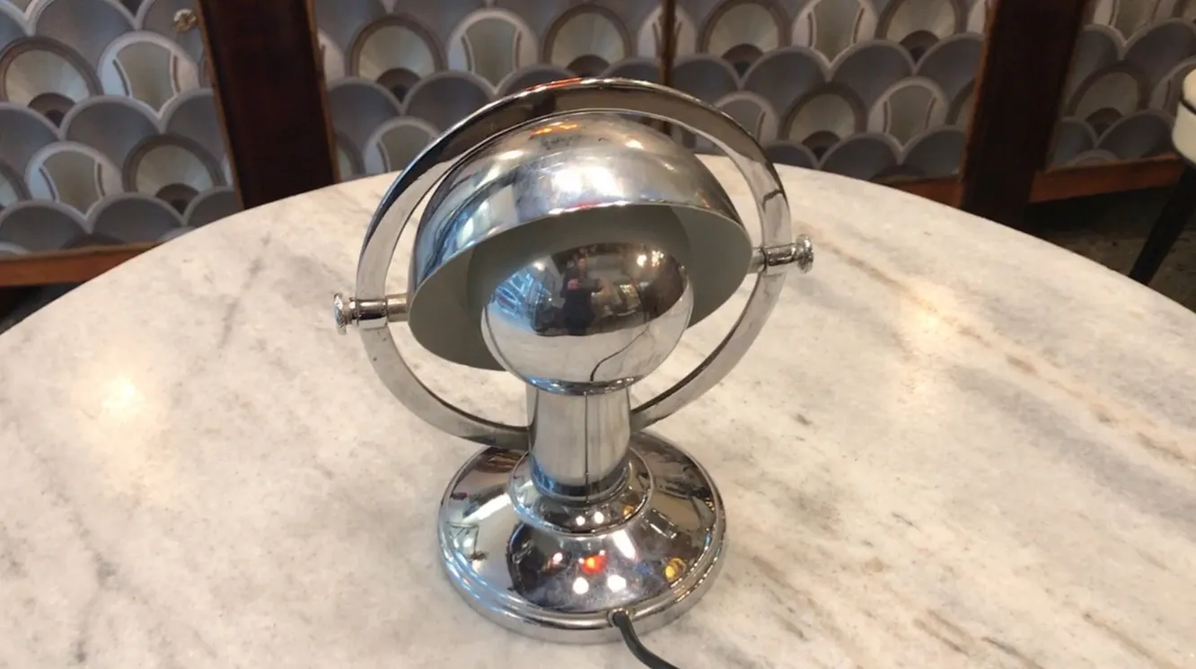 luminária de mesa antiga com design de arte deco, base brilhante e estilo moderno, em ambiente elegante