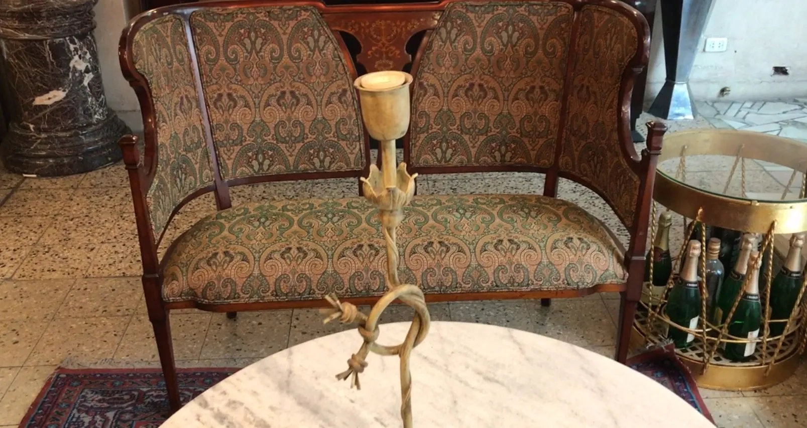 luminária de mesa antiga art deco com design elegante em um ambiente clássico e aconchegante