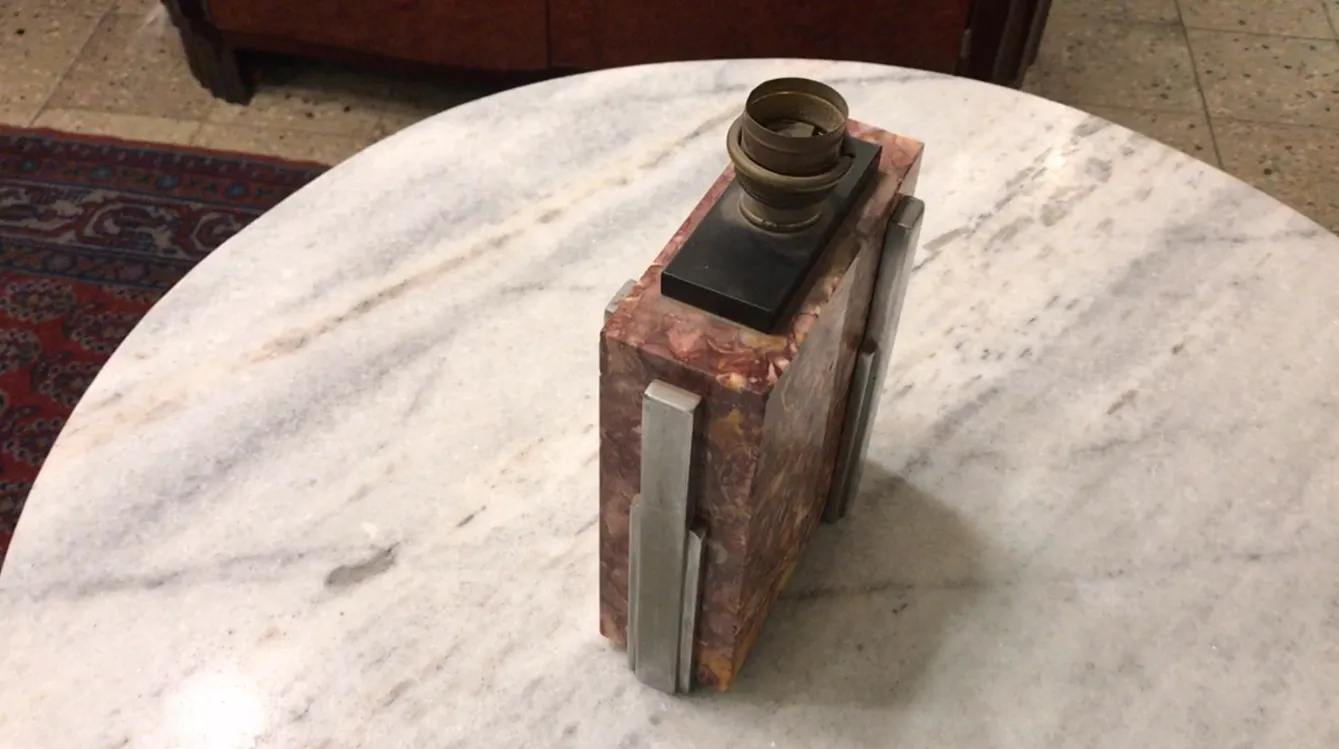 Luminária de mesa antiga em estilo Art Deco em ambiente elegante.