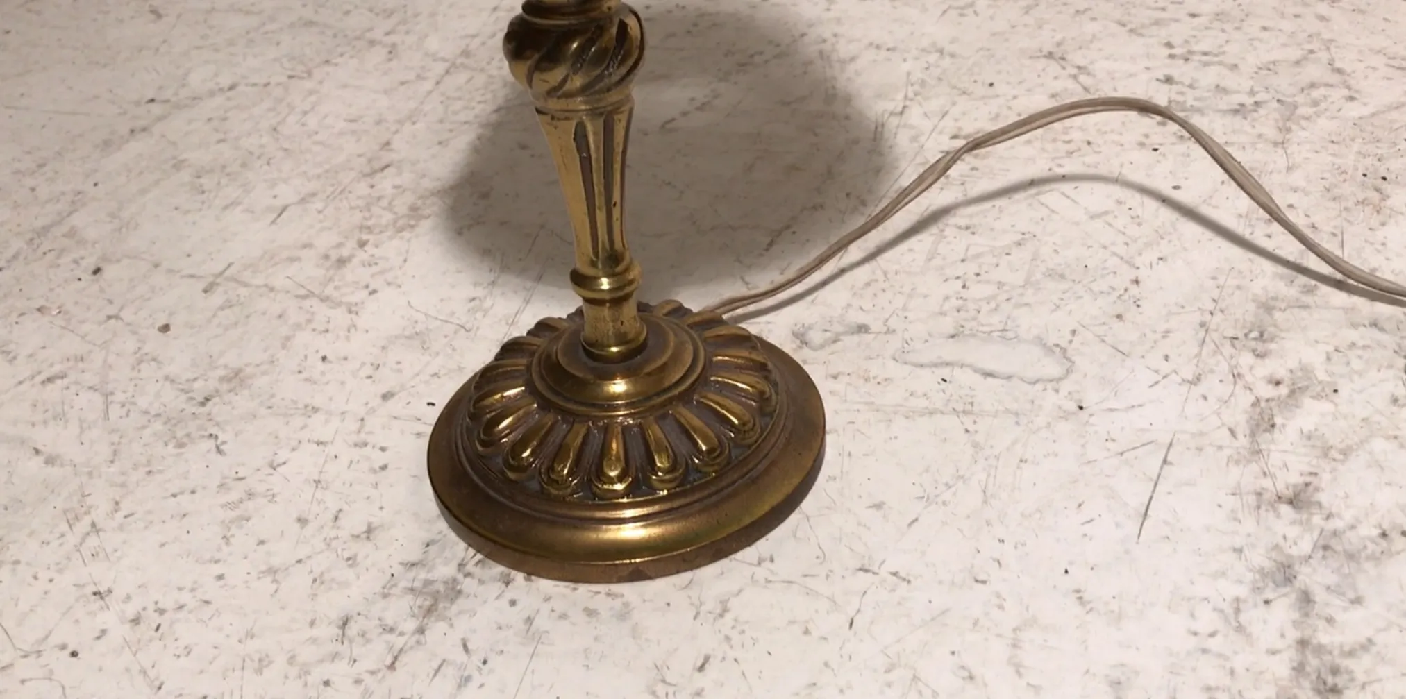 Luminária de mesa antiga no estilo Art Deco com base decorativa.