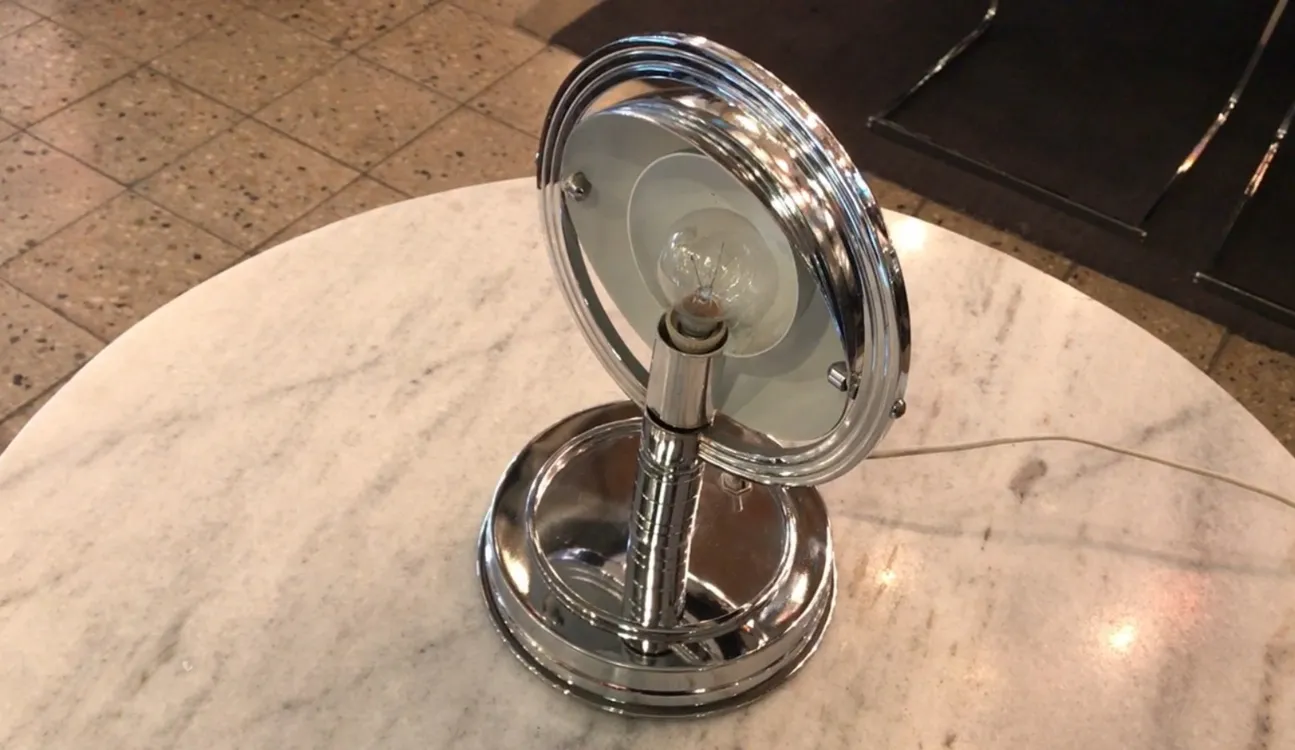 luminária de mesa antiga com base brilhante e formato redondo