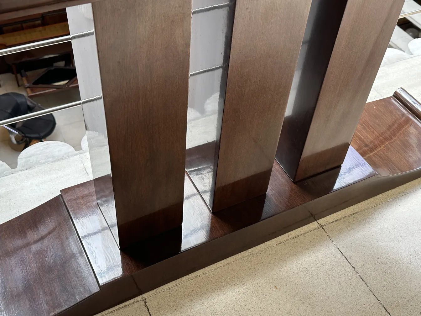 Detailed view of an antique console with elegant design, surrounded by a classic ambiance.