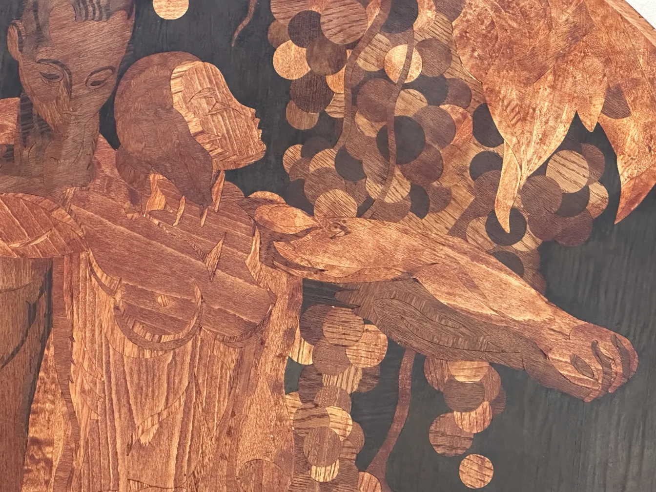 detalhe de marchetaria antiga com figuras e formas