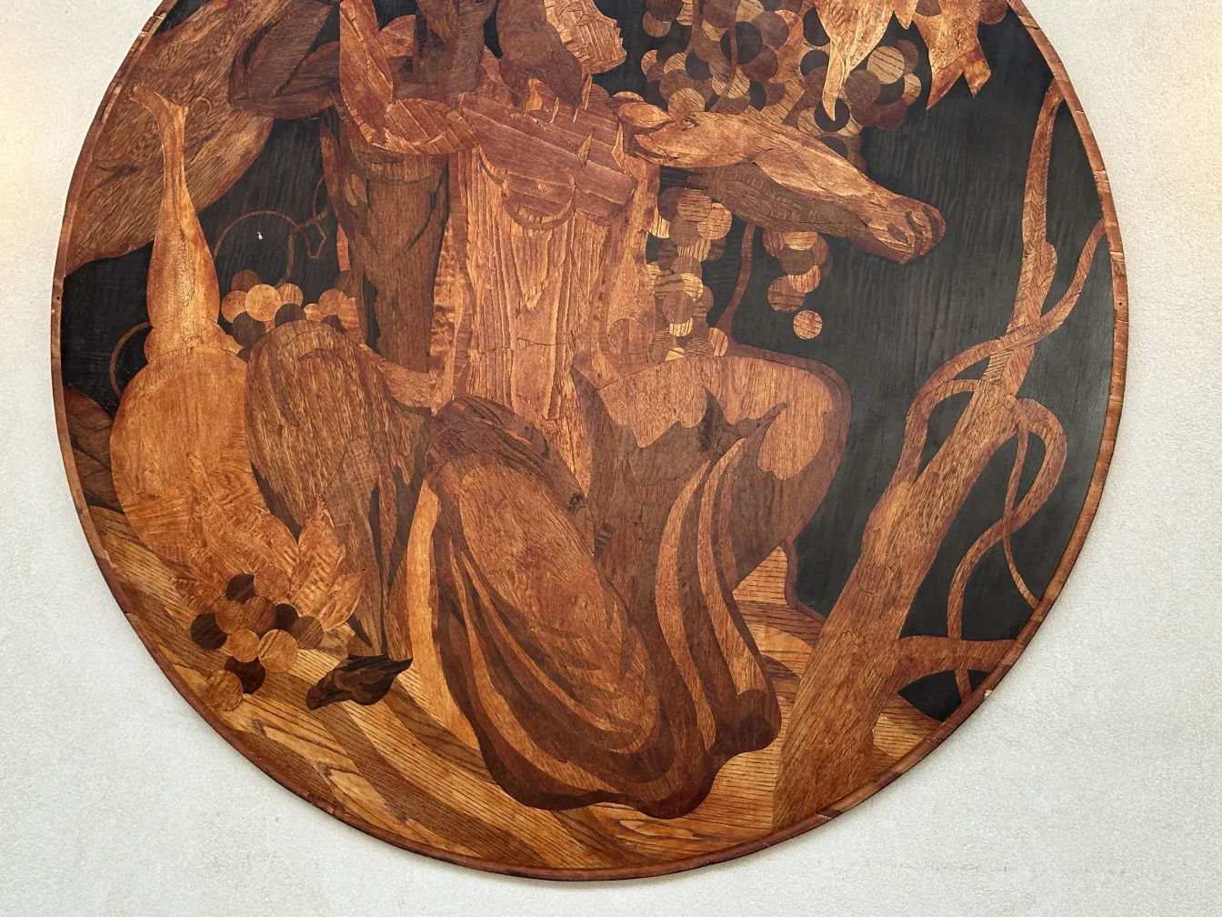 detalhe de antiga marchetaria com figura humana e atmosfera acolhedora