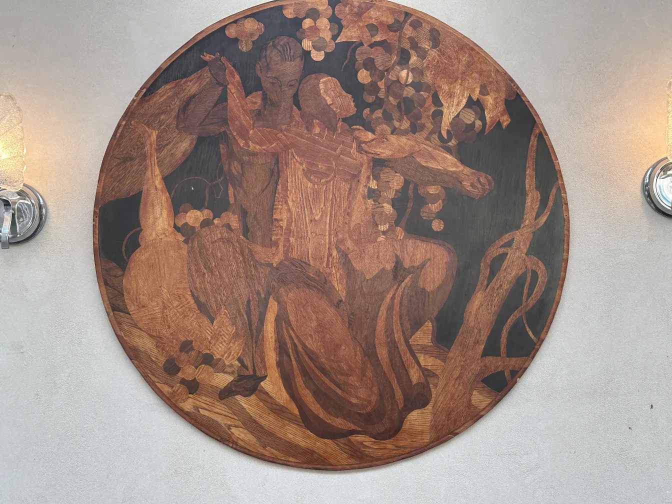 mural de marchetaria antiga com figuras humanas em tons marrons