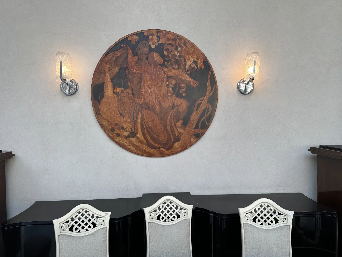 Detalhes de marchetaria antiga em parede decorativa.