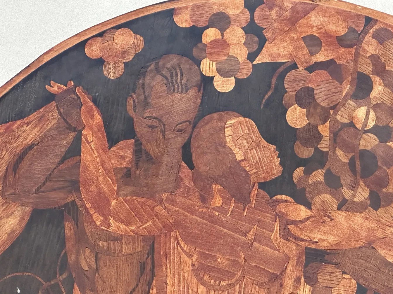 detalhe de marchetaria antiga com figuras humanas