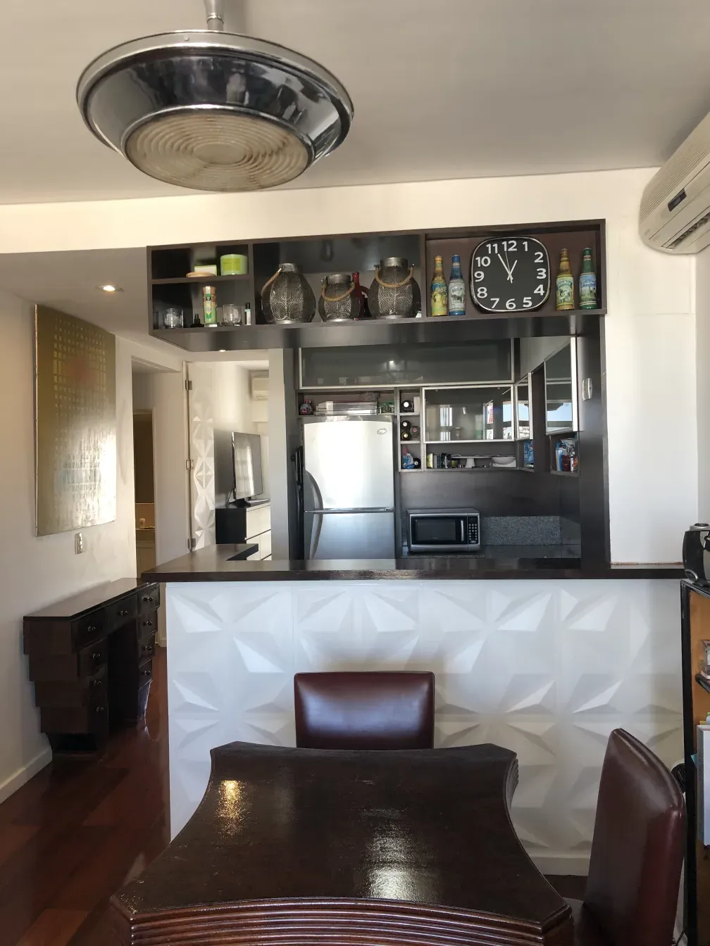 Pintura antiga Ahende Wallferg 1967 em uma cozinha moderna.