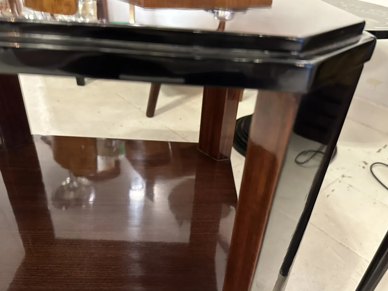 table basse antique avec design poli dans un cadre élégant