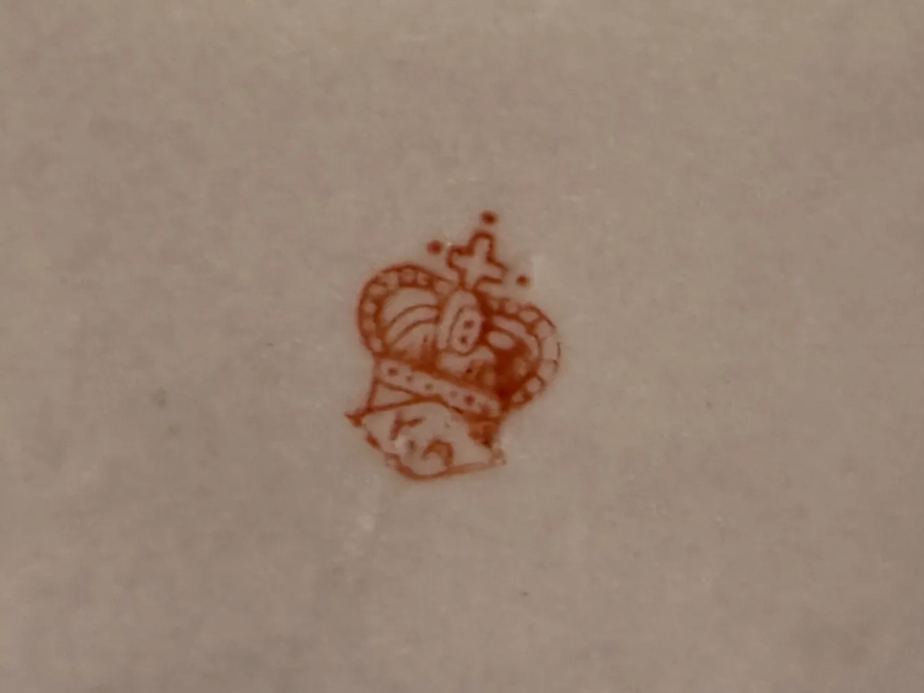 Detail der Signatur auf antiker Keramik in Form einer Krone