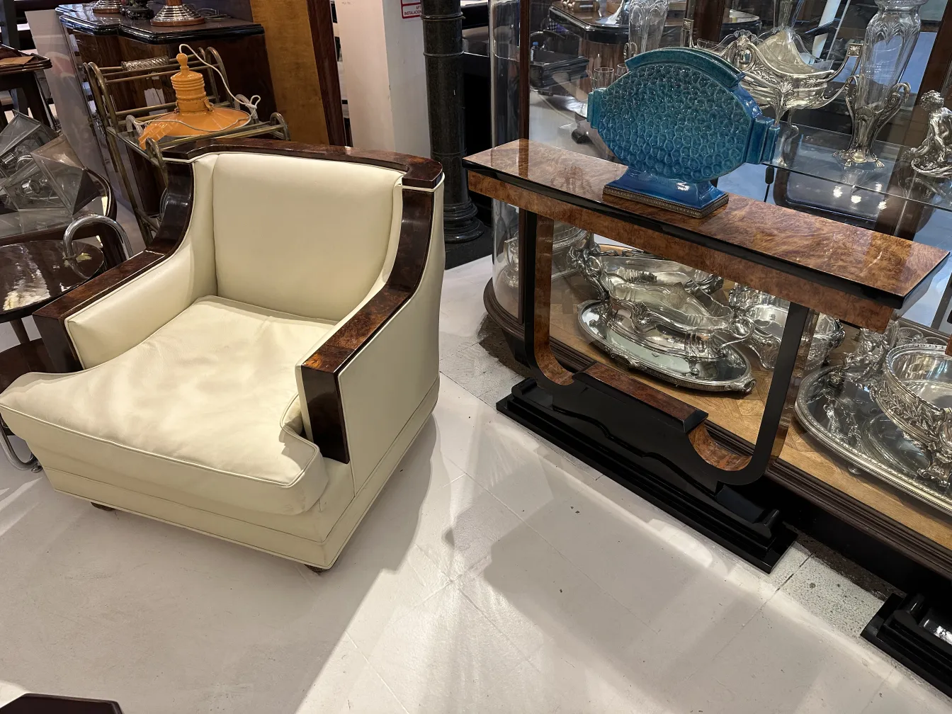 フランシス・アルバート・ビショフの古い陶器が装飾的に展示