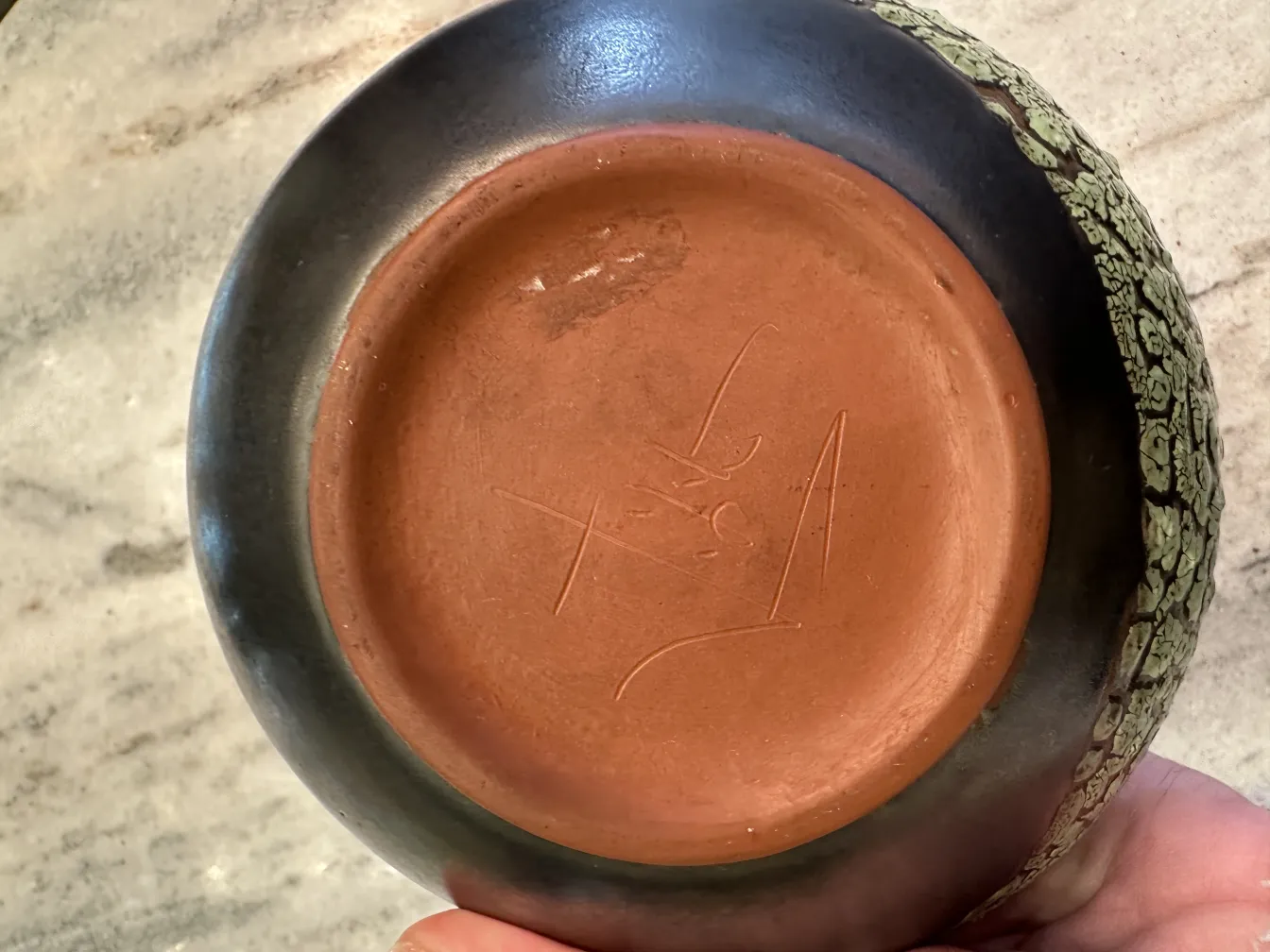 緑のテクスチャーで装飾された古い陶器のボウル。優雅で魅力的なデザインを展示しています。
