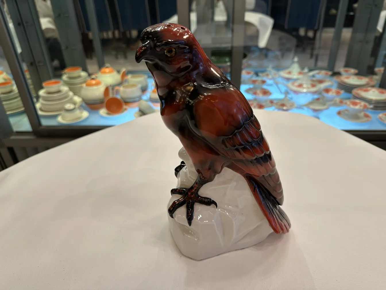 光沢のある表情豊かなディテールを持つ古い陶器の鳥のフィギュア。