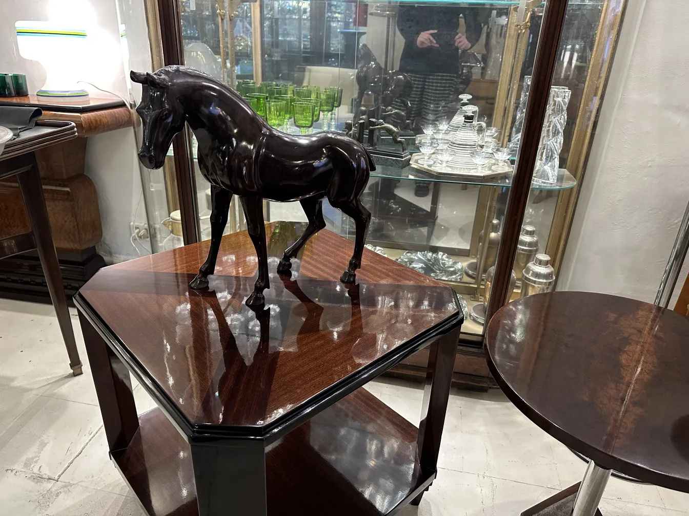 Scultura antica di un cavallo con superficie lucida.