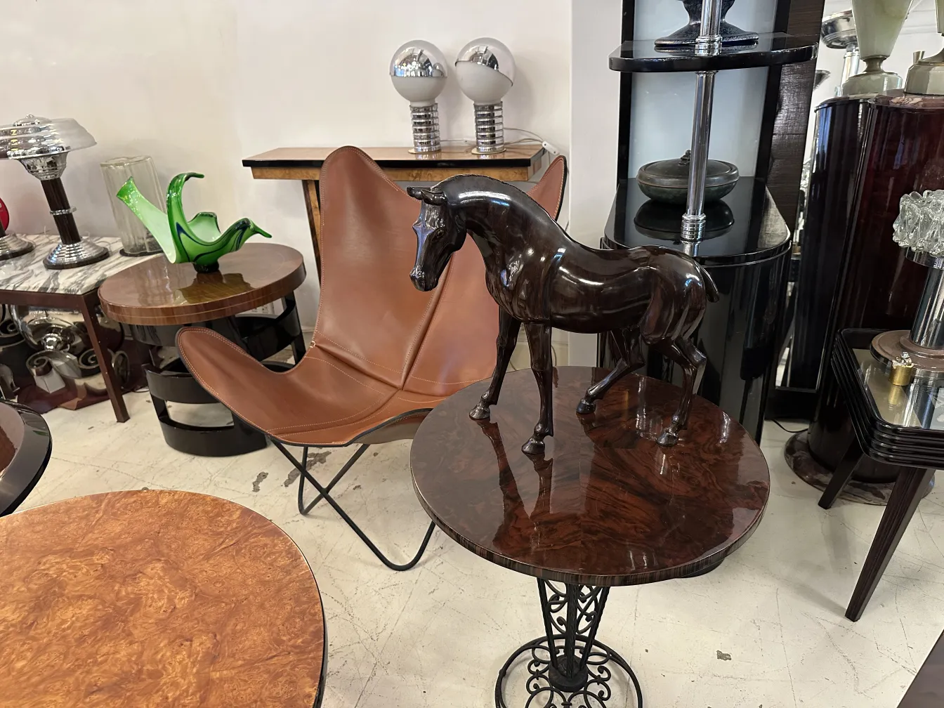 Scultura antica di un cavallo con superficie lucida.