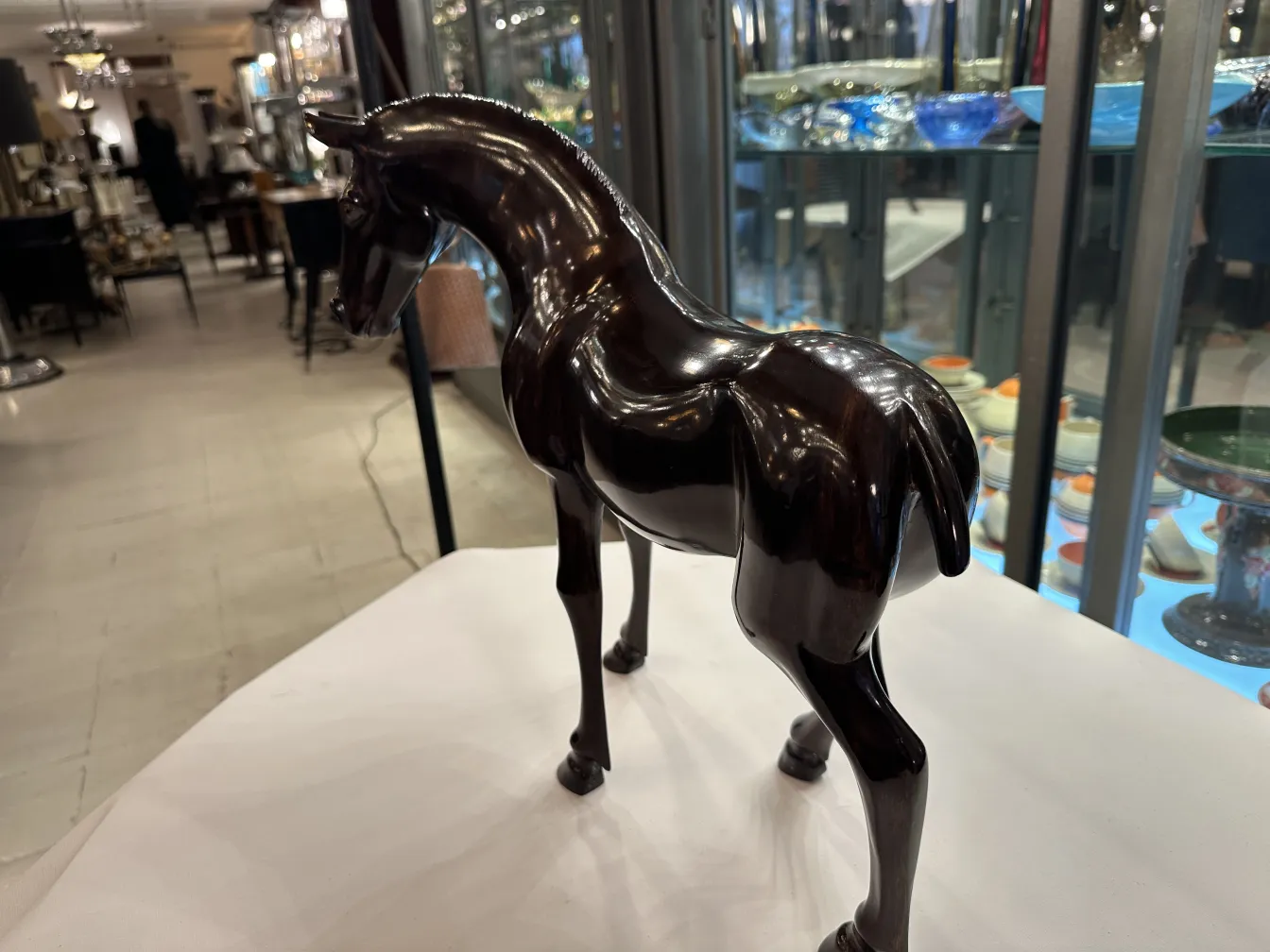 Scultura antica di un cavallo con superficie lucida.