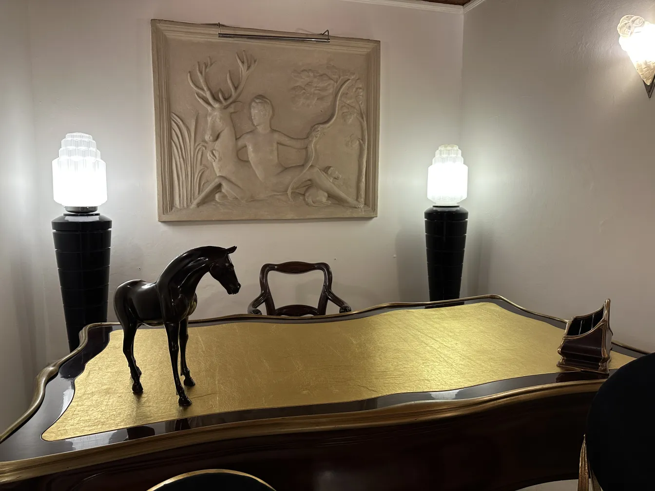 Scultura antica di un cavallo con superficie lucida.